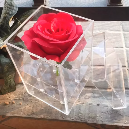 永遠の花を演出できる、透明・防水のアクリル製プリザーブド生花包装箱です。