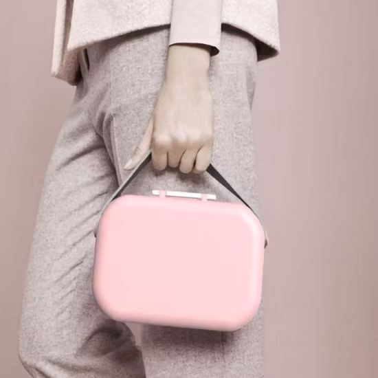 Avecoの新しい800mlのファッショナブルなポータブルランチボックスは、バックル付きのリサイクルプラスチック製、PP素材、耐久性、軽量、電子レンジ対応、スプーン、フォーク、スペース付き